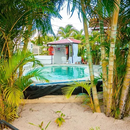 Pereybere Poolside Haven: Spacious Apartment Retreat